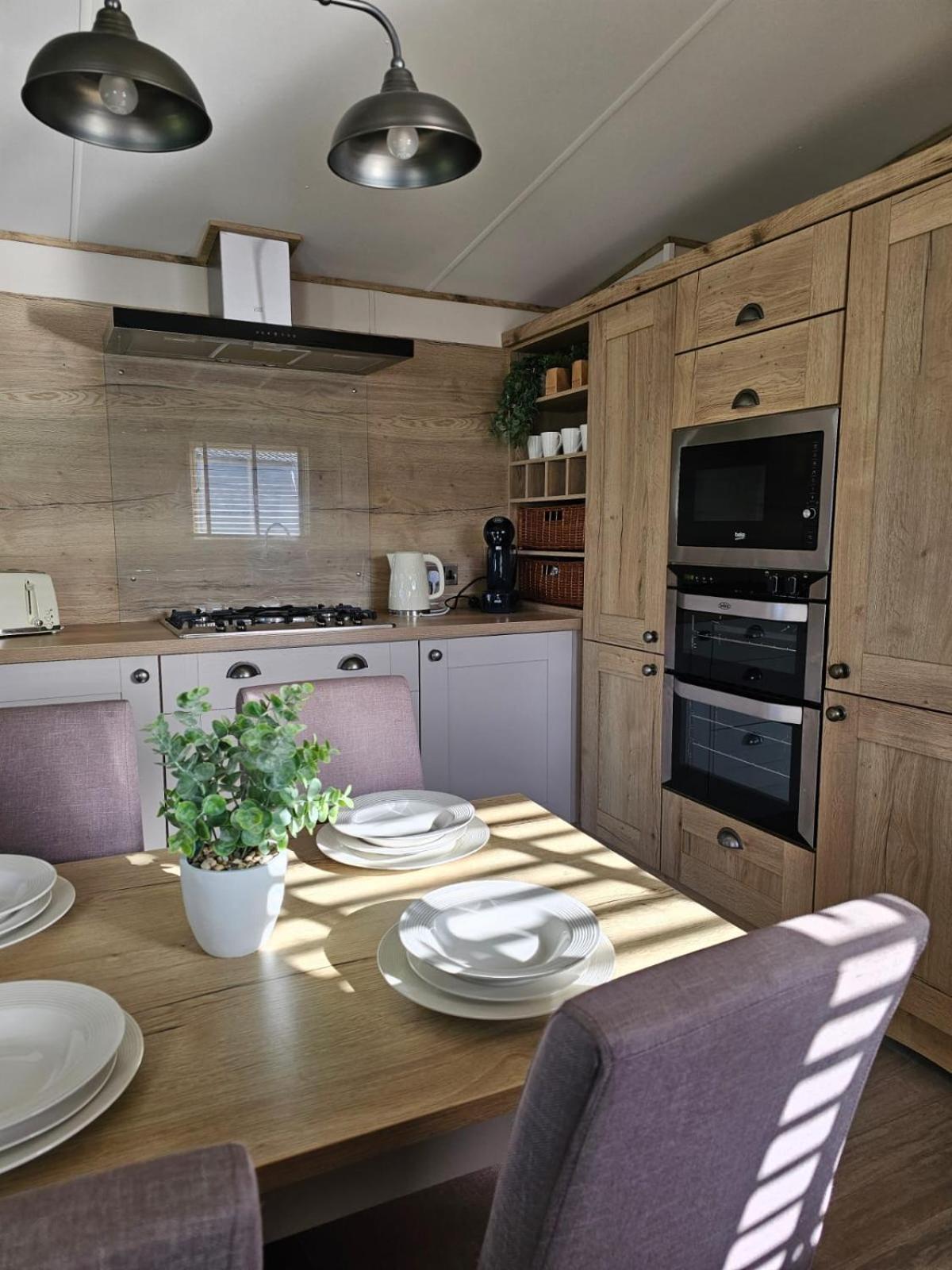 Premium 2 Bedroom Caravan With Free Wifi Хънстантън Екстериор снимка